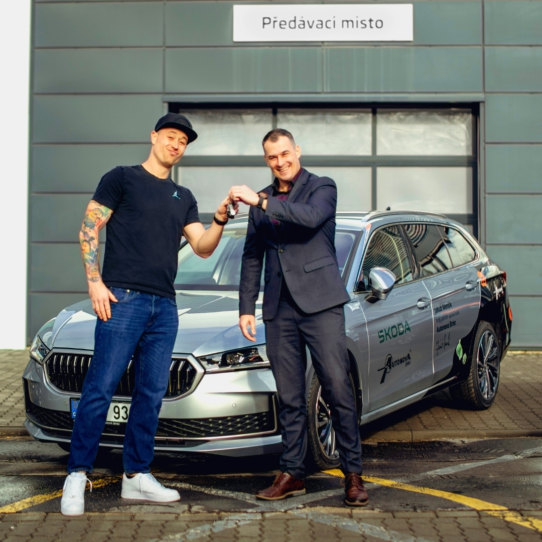 Náš partner Jakub Menšík přebírá nový vůz Škoda